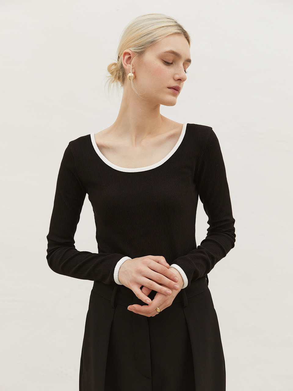 [재입고]LISA Contrast Ribbed T-Shirt_Black